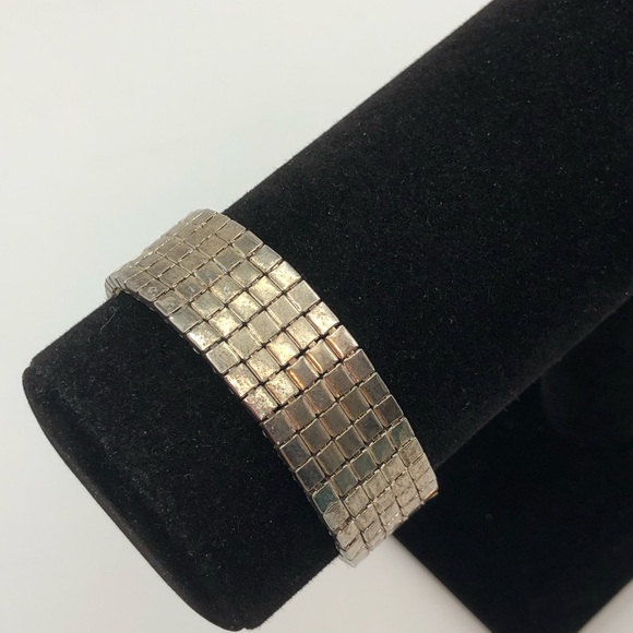 Lovely Crystal stretch bracelet. - Picture 3 of 5